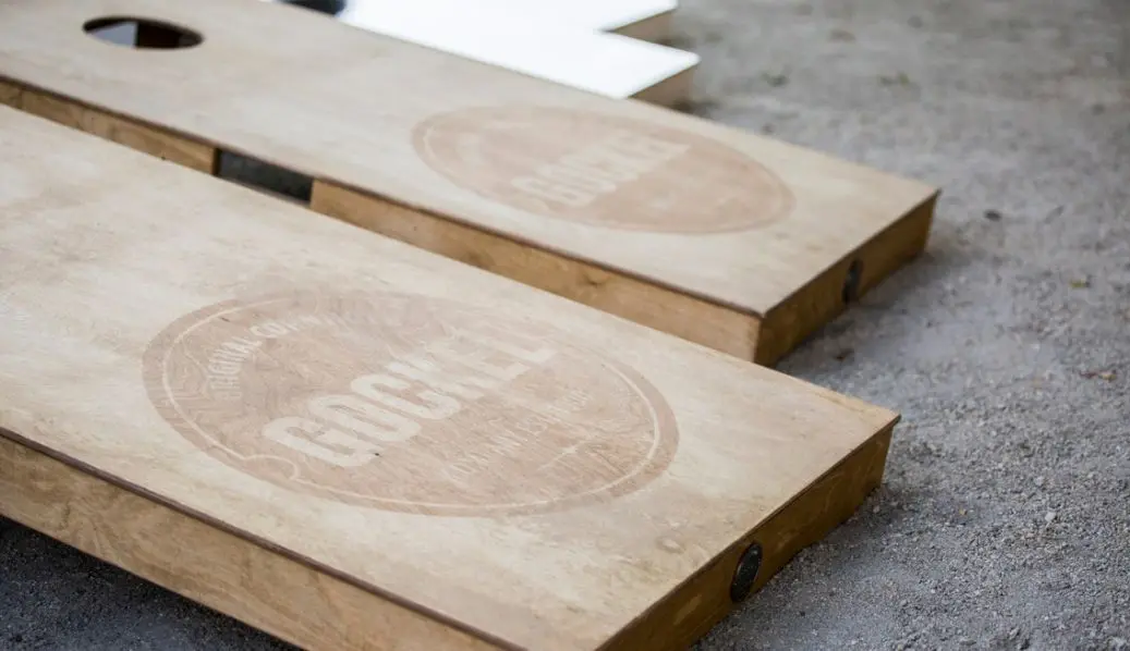 Traditioneel houten cornhole bord op gras.