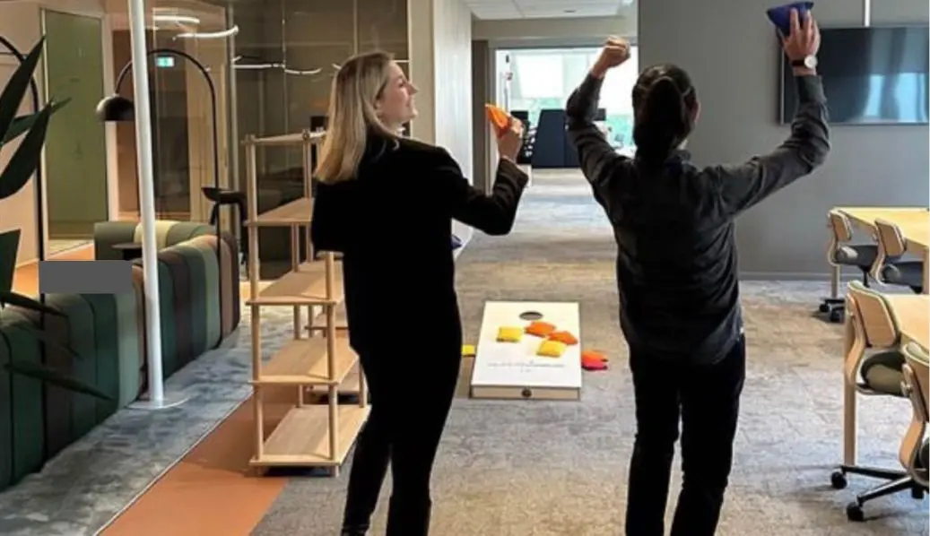 Collega’s spelen cornhole tijdens team building op kantoor